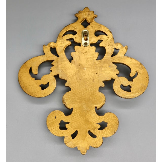 Mid 20th Century Vintage Gilt Resin Fleur-De-Lis Wall Ornament For Sale - Image 5 of 5