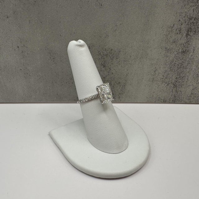Contemporary 3.44ct Elongated Cushion Lab Grown Diamond Ring Igi G Vvs2 14k White Gold, Size 7 For Sale - Image 3 of 7