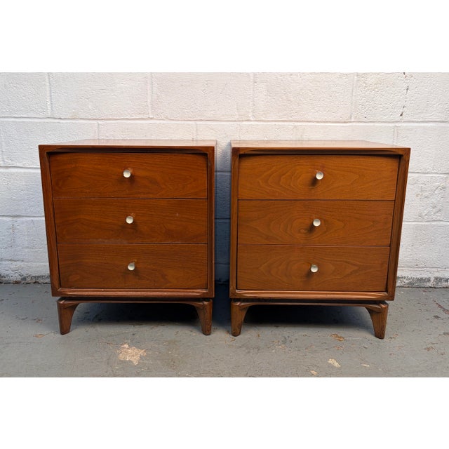 Mid-Century Modern Pair of Mid 20th Century Walnut Nightstands For Sale - Image 3 of 18