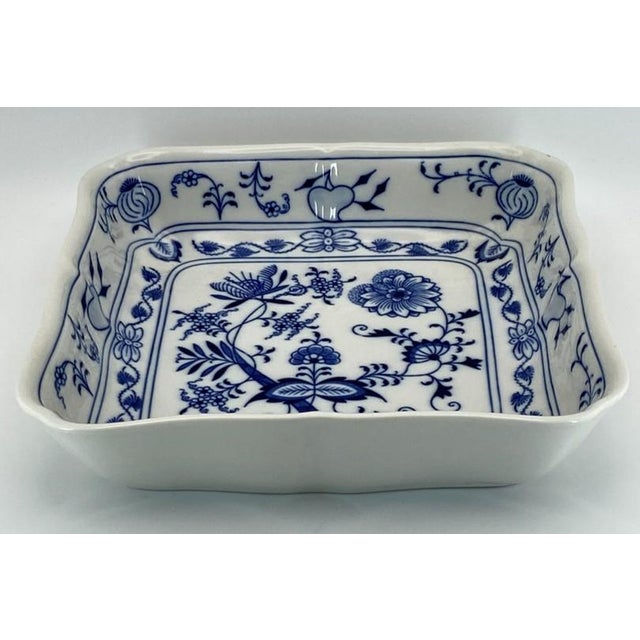Zwiebelmuster "Blue Onion" 9-Inch Square Blue and White Vegetable Bowl Vintage For Sale - Image 9 of 17