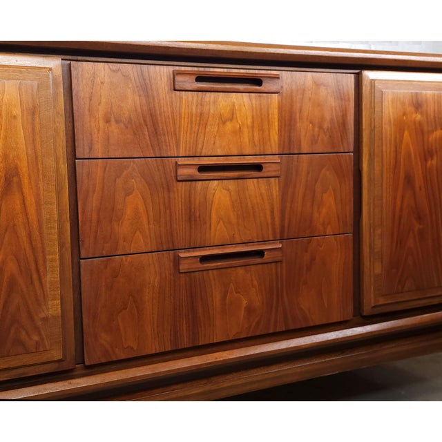 Wood 1960s Slick Restored Mid Century Modern Credenza Walnut United Furniture, Attributed For Sale - Image 7 of 13