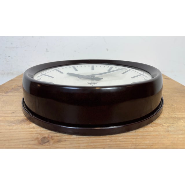 Industrial Bakelite Factory Wall Clock from Pragotron, 1960s For Sale - Image 9 of 17