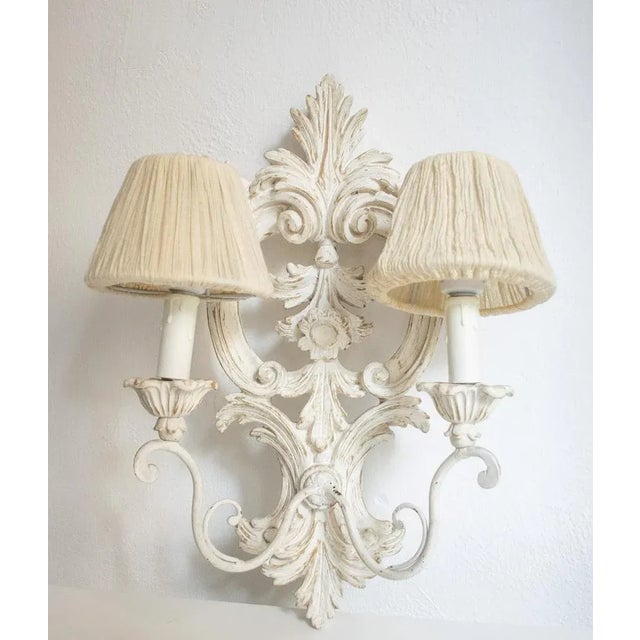 Elegant wooden wall lamp with fabulous pleated fabric latches. Return to a wonderful lamp means protecting and preserving...