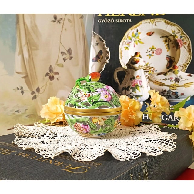 Chinoiserie 1980s Herend Hungary Bonbonniere 6214 C Reticulated Handpainted Porcelain Box Green Lattice Strawberry Finial Grandmillennial Small Vanity Decor For Sale - Image 3 of 12