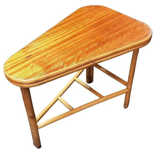 Mid-Century Modern 1950s Restored MCM Rattan & Mahogany "Surfbaord" Wedge Side Table W/ Bottom Rack For Sale - Image 3 of 5