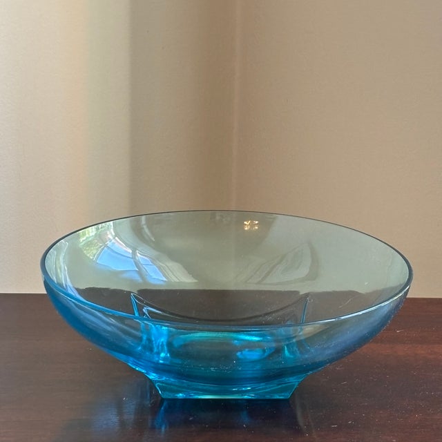 Offering a beautiful vintage Hazel-Atlas Capri Blue serving bowl dating to the late 1950s–1960s. Crafted in luminous aqua-...