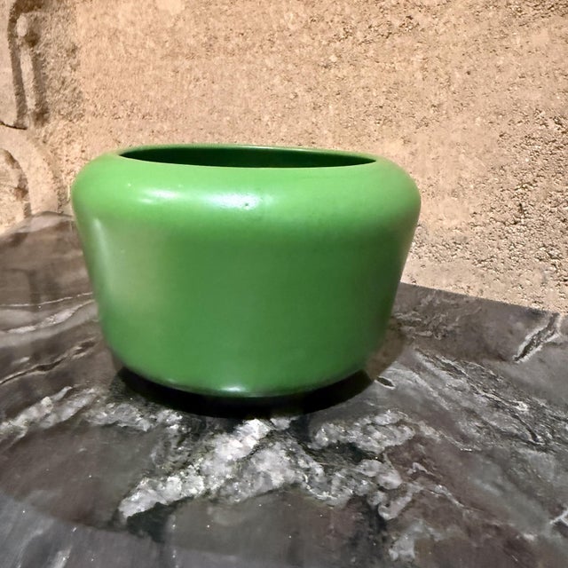 Modern Ceramic Planter or Pot in a Vibrant Green For Sale In San Diego - Image 6 of 9