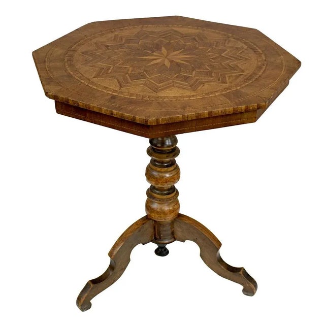 Rolo Manufactory. Octagonal table with a central stem and curled legs from the second half of the 19th century. Graphic...
