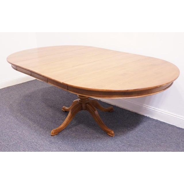 American Thomasville Furniture Post Road Collection Solid Hard Rock Maple Colonial Early American 85" Pedestal Dining Table 750-64 For Sale - Image 3 of 13