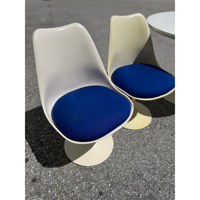 Vintage Tulip Chairs and Dining Table in the Style of Eero Saarinen, 1970s, Set of Acrylic Top For Sale In West Palm - Image 6 of 17