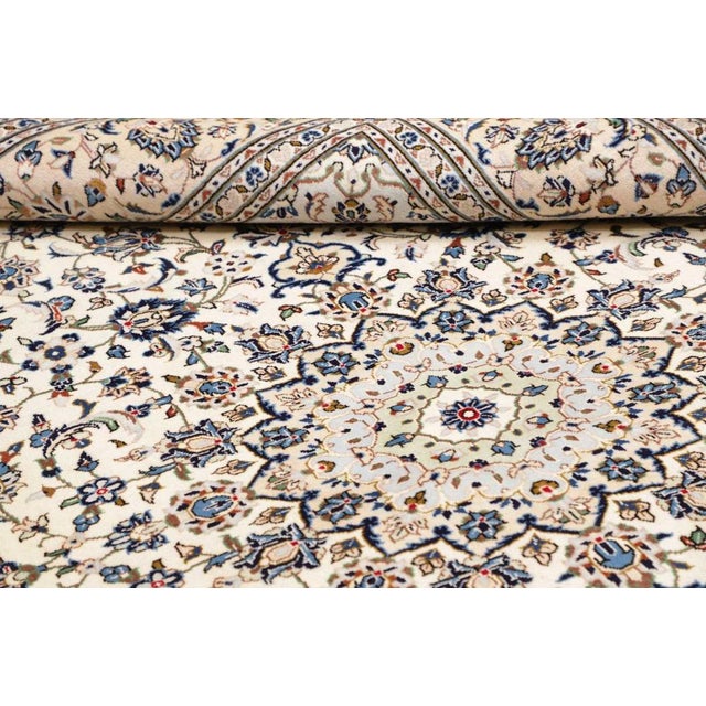 Middle Eastern Kashan Rug in Hand-Knotted Wool For Sale - Image 10 of 11