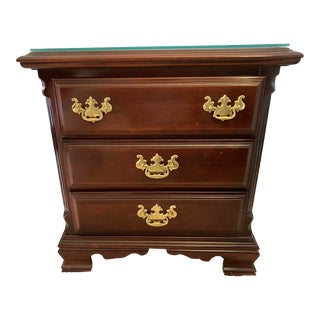 1990s Sumter Cabinet Co. By Korn Industries Chippendale Style Solid Cherry Wood 3 Drawer Nightstand With Glass Top For Sale