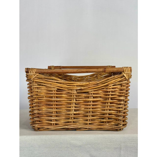 American 1900s Antique American Wicker Basket With Wooden Handles For Sale - Image 3 of 7