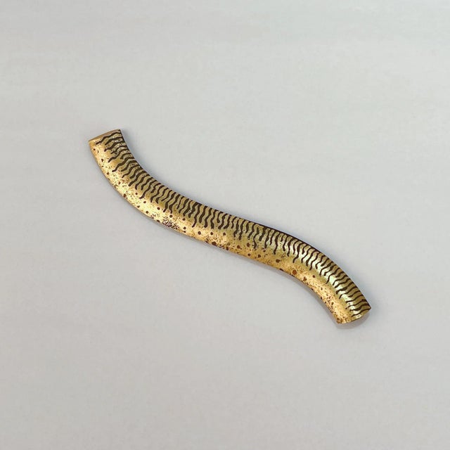 Gold Curved Shakudo Brooch by the Japanese Modernist Hiroshi Imura For Sale - Image 8 of 12