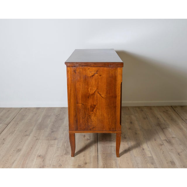 Antique Directoire period chest of drawers in walnut - Italy 18th century For Sale - Image 10 of 10