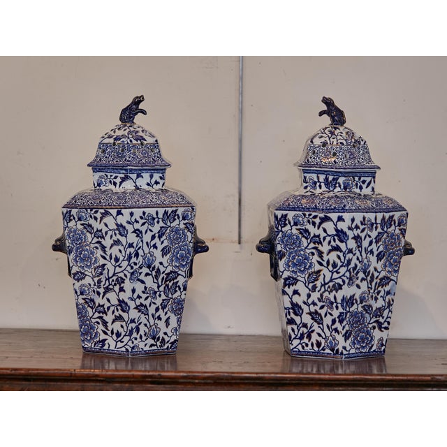 English 19th Century Blue and White Porcelain Lidded Pot Pourri Pots with Dogs For Sale In Atlanta - Image 6 of 12