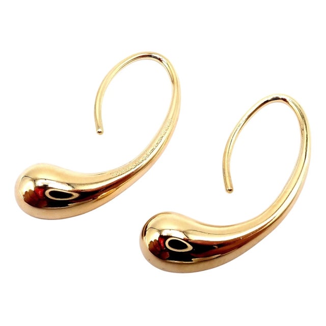Elsa Peretti 1980s Pair of Tiffany & Co. Elsa Peretti Yellow Gold Teardrop Hoop Earrings For Sale - Image 4 of 9