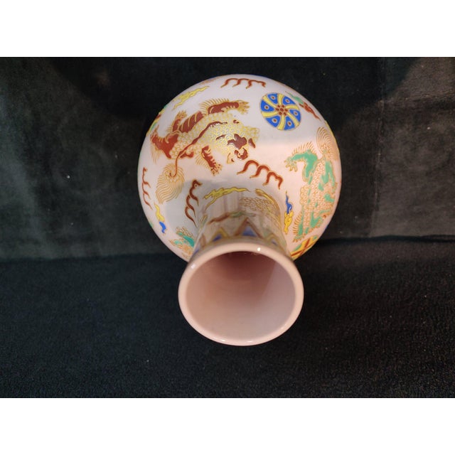 Chinese Ceramic Vase,Chenghua Marked Gold Drawing Famille Verte Porcelain Tianqiu Vase Hand Painted Foo Dogs Pattern For Sale - Image 4 of 10