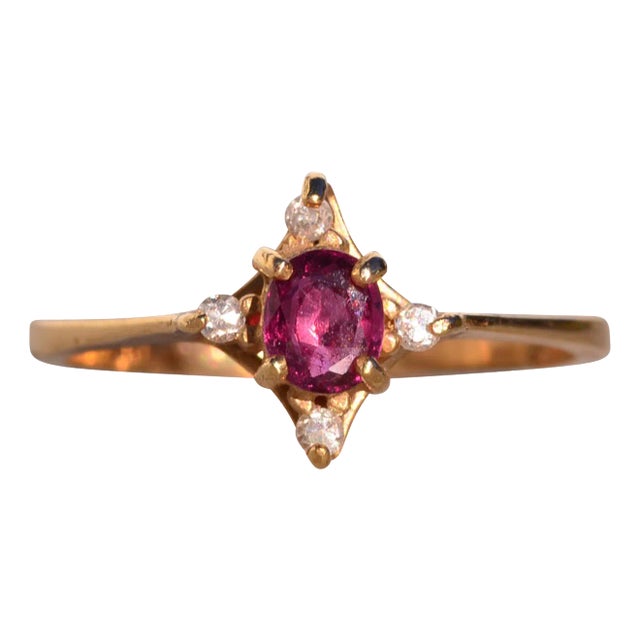 Tres Avineda: Oval Ruby and Natural Diamond Ring in Yellow Gold For Sale