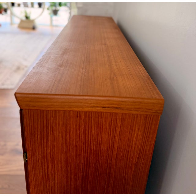 1970s Skovby Danish Modern Illuminated Teak Display & Bar Cabinet / Sideboard by Skovby Møbelfabrik For Sale - Image 13 of 18