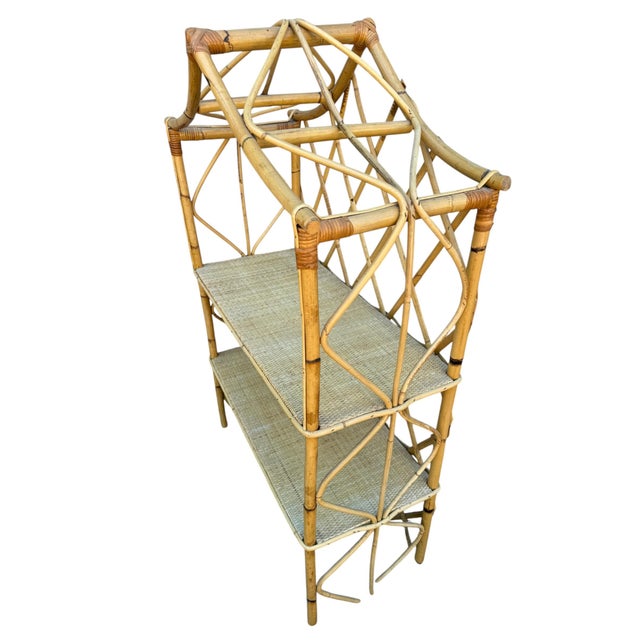 Magnificent and rare Swedish rattan shelf from the 1960s, Chinese hat model. Heights of the shelves: 31 and 64 cm