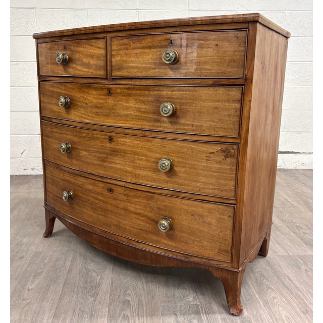 This is an elegant antique Federal / Hepplewhite style bowfront mahogany chest of drawers dating to the early 19th...