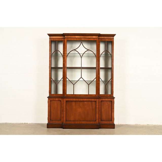 Kittinger Georgian Carved Mahogany Lighted Breakfront Bookcase Cabinet, Circa 1960s For Sale - Image 11 of 11