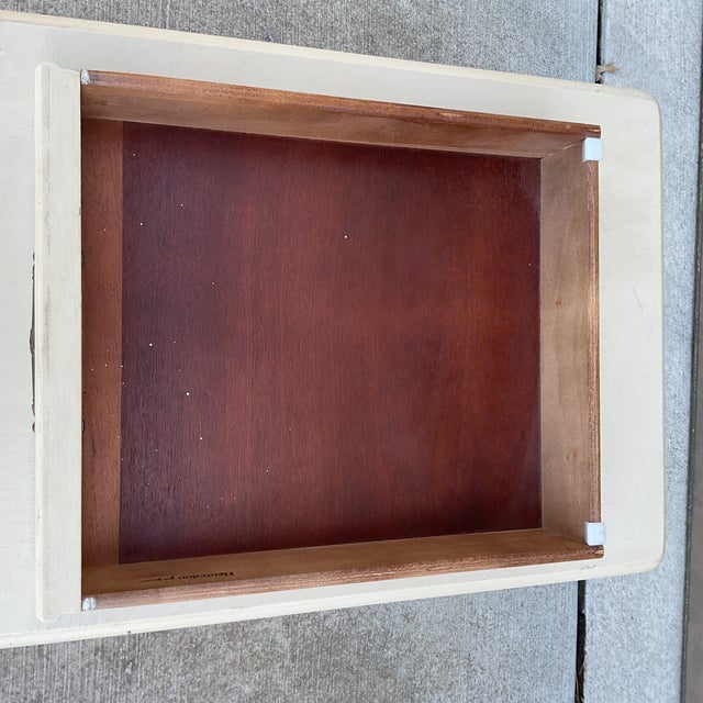 Vintage Henredon Fine Furniture cream colored end table/nightstand.