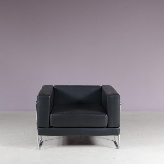 A lounge chair designed by Kwok Hoï Chan and manufactured by Steiner in France in 1969. This chair is newly upholstered...