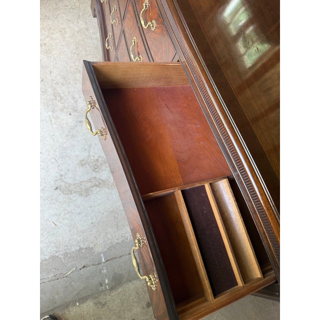 Drexel Heritage Mid 20th Century Drexel Heritage Flame Mahogany Serpentine Dresser With 12 Drawers For Sale - Image 4 of 9