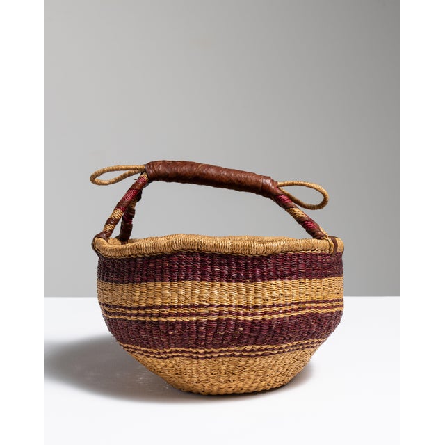 Rustic Mid 20th Century United Kingdom Tan Wicker Basket For Sale - Image 3 of 15