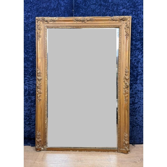 Empire period mirror in wood and gilt stucco, circa 1810-1820. Frame with embossed motifs. Minor losses (see photos)....