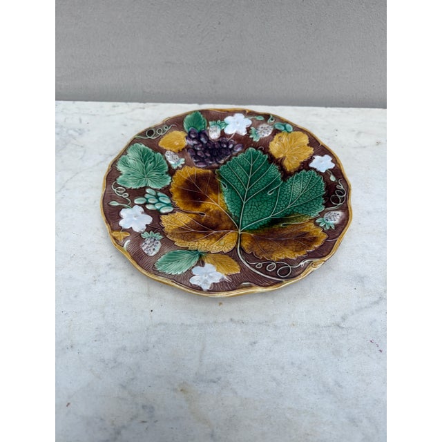 19th Century Majolica Strawberries & Grapes Plate signed Wedgwood. Diameter / 8.7 inches.