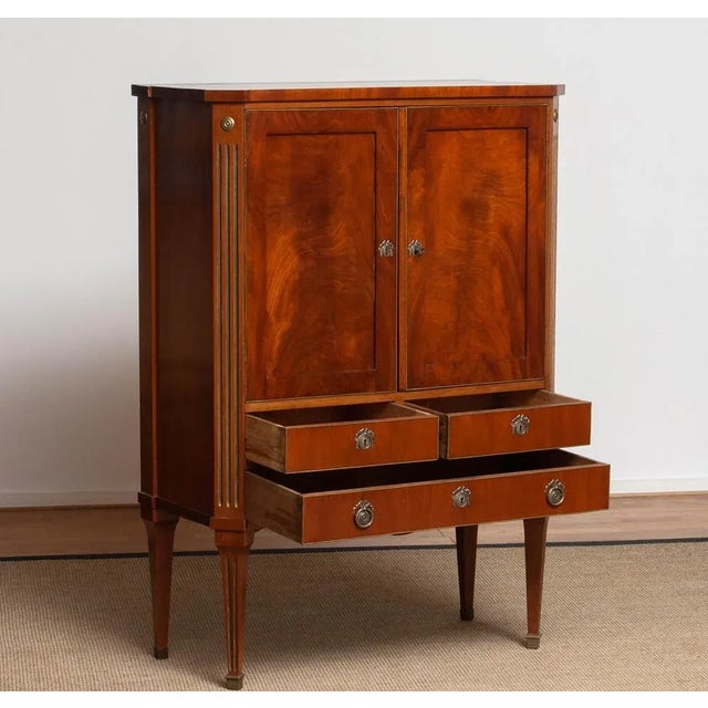 Louis XVI French Mahogany Veneer Cabinet with Brass Inlays, 1790s For Sale - Image 4 of 17