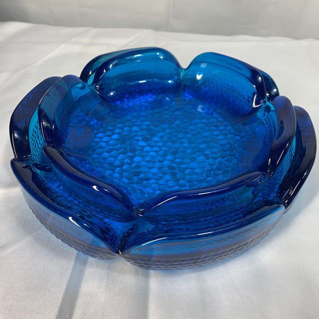 Add a vibrant pop of retro charm to your space with this gorgeous Anchor Hocking Laser Blue Lotus Flower Ashtray. Produced...