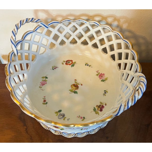 Antique Early 19th Century Old Paris Porcelain Reticulated Centerpiece Fruit Basket Decorated With Floral Sprig For Sale - Image 10 of 15