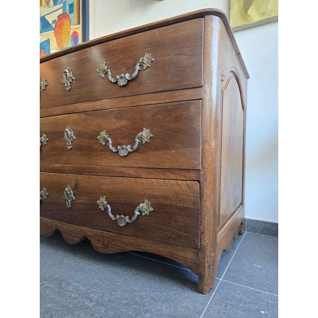 Provincial Chest of Drawers in Walnut, 1730 For Sale - Image 16 of 18