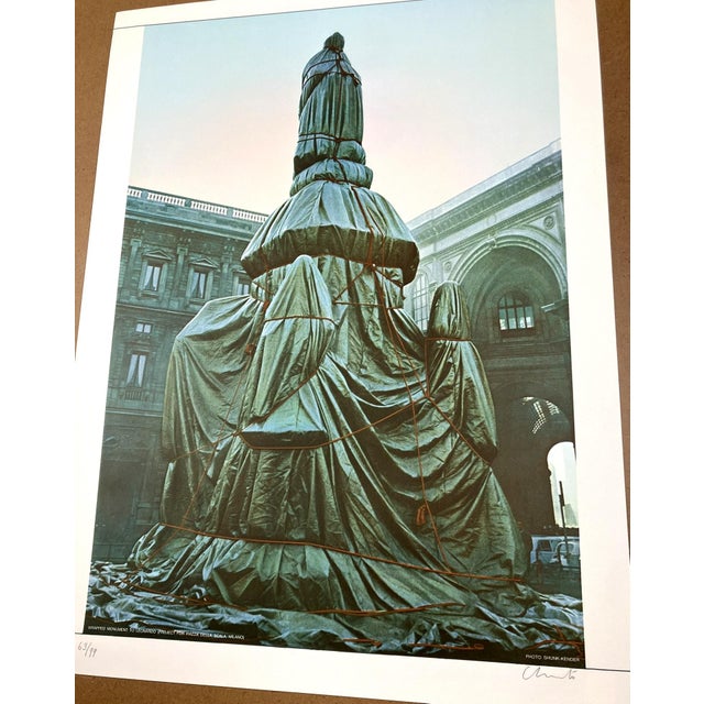 Contemporary Signed Christo and Jeanne-Claude Wrapped Monument to Leonardo Da Vinci, Piazza Della Scala, Milan Original 1970 First Limited Edition Collotype Print For Sale - Image 3 of 10