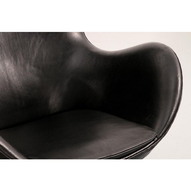 Egg Chair in Black Leather by Arne Jacobsen, 1960s For Sale - Image 12 of 14
