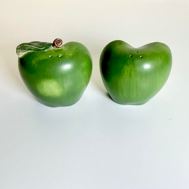 1980s Vintage Boho Chic Arts & Crafts Trompe L’Oeil Green Apple Salt & Pepper Shakers - A Pair For Sale - Image 11 of 14