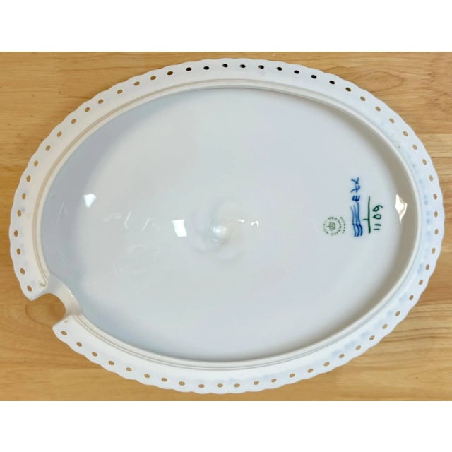 Traditional Royal Copenhagen Blue Fluted Half Lace Tureen with Lid 200CL For Sale - Image 3 of 12