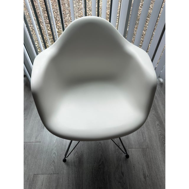 Eames Authentic Herman Miller Eames Molded Plastic Armchairs (Pair) – White, Wire Eiffel Base For Sale - Image 4 of 11