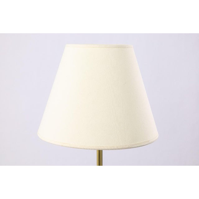 A vintage Laurel Lamp Company brass and glass lamp table. This lovely mid century modern lamp table features a classic...