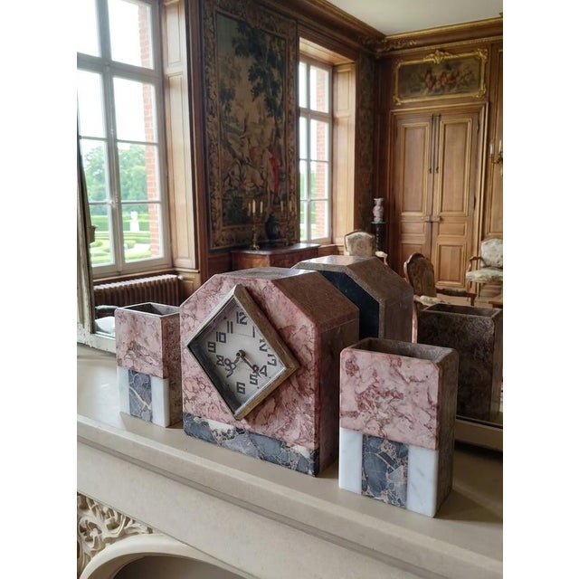 French Art Deco Marble Clock Garniture Set from Saint-Hilaire-Du-Harcouët, 1925, Set of 3 For Sale - Image 4 of 7