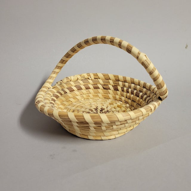 Late 20th Century Handwoven Gullah Sweetgrass Basket With Twist Handle – Charleston, Sc For Sale - Image 5 of 7