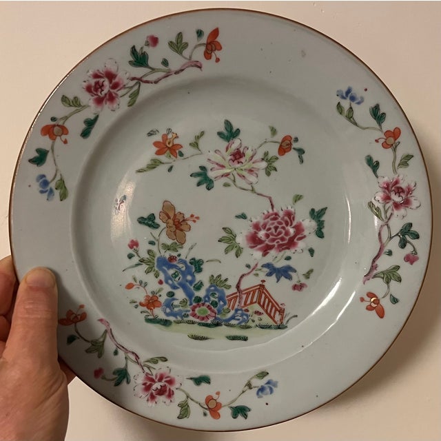 Chinoiserie Antique 18th Century Chinese Export Porcelain Qianlong Famille Rose Plate For Sale - Image 3 of 9