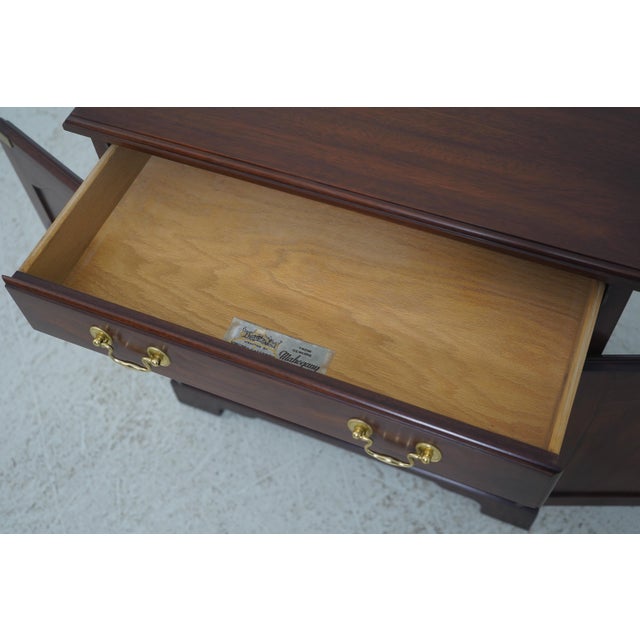 Pair of Henkel Harris Model 114 Mahogany Georgian Style Nightstands For Sale In Philadelphia - Image 6 of 18