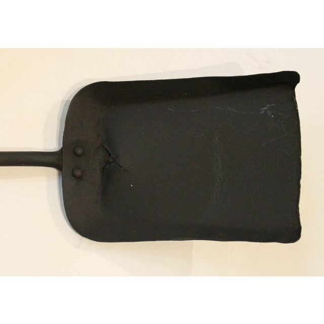 Late 18th Century English Georgian Brass & Iron Fireplace Tools For Sale In Raleigh - Image 6 of 7