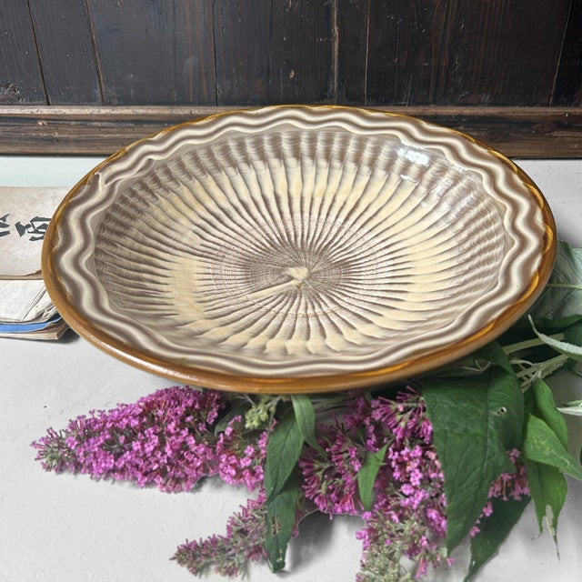 This striking Japanese ceramic plate is a beautiful example of Onta Yaki – a traditional pottery style originating from...