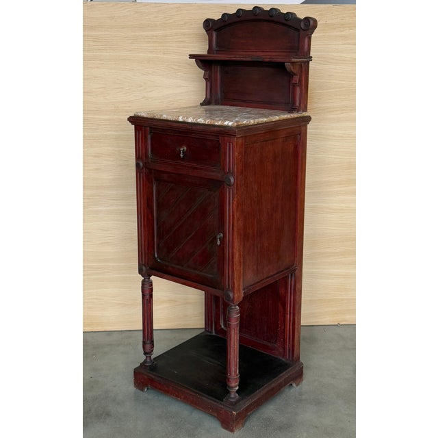 Early 20th Century Early 20th Century Pair of Art Nouveau Italian Nightstands in Solid Walnut with crest For Sale - Image 5 of 18